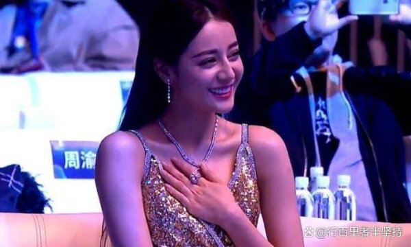 配资平台官网 热巴红毯摔跪名场面！脱口而出一句话笑翻全网